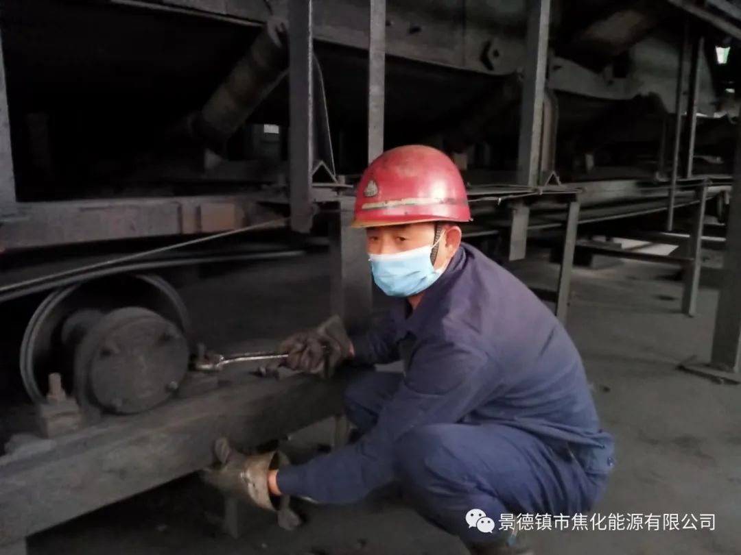 “老線這邊人手不夠，你們那邊有誰可以過來支援？”“好的，我馬上來?！甭牭竭@個(gè)消息時(shí)，羅國(guó)安剛剛結(jié)束新線的維修工作，但他二話不說，立即拿起維修包，投入到老線的維修工作當(dāng)中。每天工作10小時(shí)以上已經(jīng)成為抗疫期間的常態(tài)，雖然身體很疲憊，但是他沒有任何怨言，“確實(shí)很辛苦、很累，但現(xiàn)在正是特殊時(shí)期，只有保障公司生產(chǎn)經(jīng)營(yíng)“不斷檔”，我們生活才能“不斷線”，恰恰我所在的運(yùn)輸廠就是承擔(dān)著焦炭煤炭運(yùn)輸?shù)闹匾氊?zé)，所以我更應(yīng)該恪盡職守，保障好這些設(shè)備的穩(wěn)定運(yùn)行。”.jpg